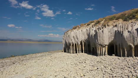 Luftaufnahme-Der-Säulen-Und-Tuffsteinformationen-Des-Crowley-Lake-In-Den-östlichen-Sierras-Von-Kalifornien