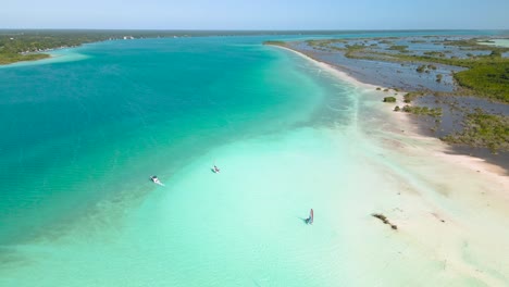 Lago-Laguna-De-Siete-Colores-En-Mexico-Metraje-Aereo-De-Bacalar