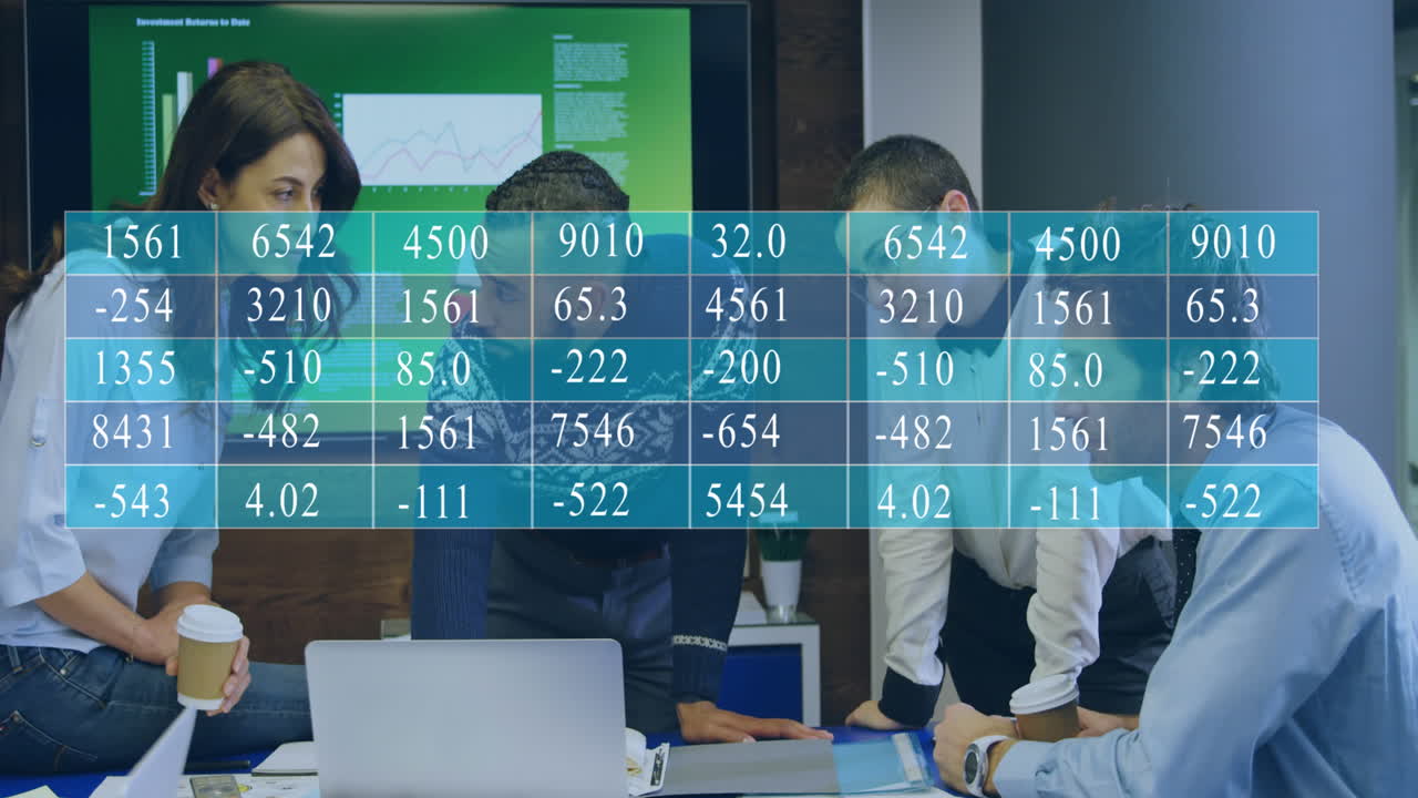 animación de la mesa con números sobre diversos compañeros de trabajo discutiendo informes en la oficina