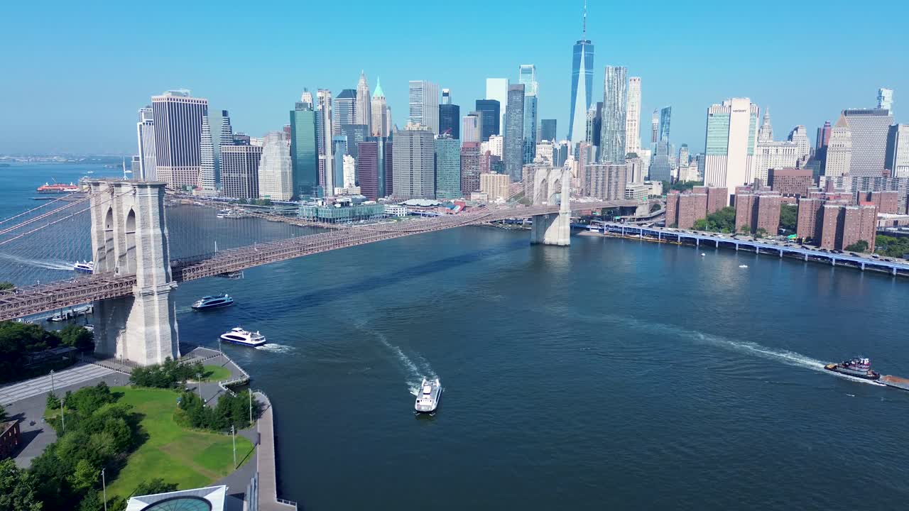 브루클린 브리지 (brooklyn bridge) 를 가로질러 달리는 자동차의 공중 풍경, 도시 풍경, 타워, 건물, 맨해튼의 초고층 건물, 뉴욕 시, 미국, 월 스트리트, 이스트 리버, 여행, 교통