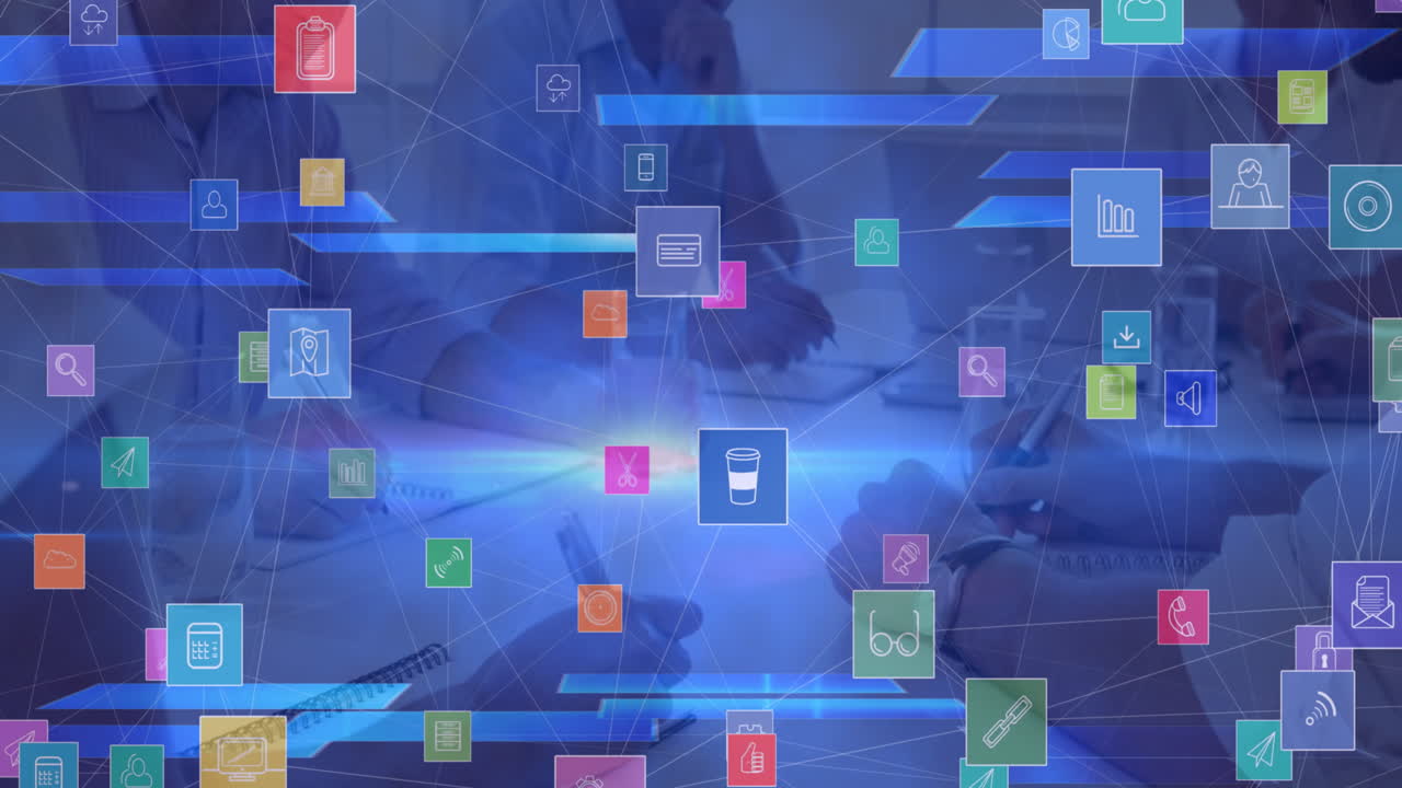 animación de la red de iconos digitales sobre la sección media de diversos colegas tomando notas en la oficina.