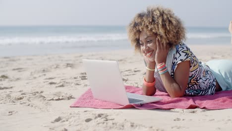 Frau-Am-Strand,-Die-Einen-Computer-Benutzt