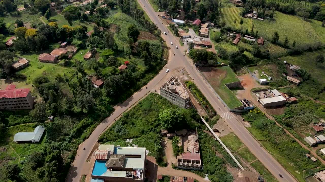 city scape-drone view: vista de rotación del dron que vuela sobre la pequeña ciudad de loitokitok, kenia, área de amboseli, kenia