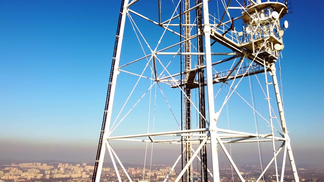 Vista aerea di un drone in volo vicino a una torre TV.