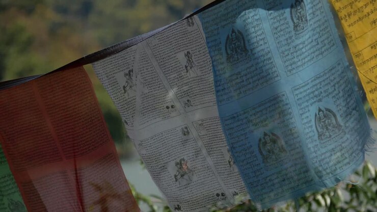 Bandiere di preghiera tradizionali nepalesi con un lago sullo sfondo