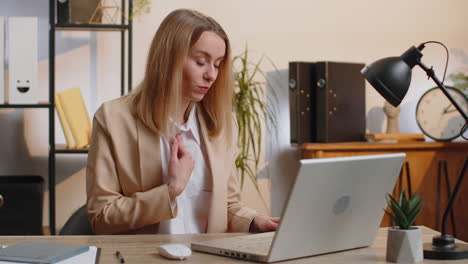 mujer de negocios trabajando en una computadora portátil en la oficina hablando de comunicación en línea videollamada con el jefe del empleado