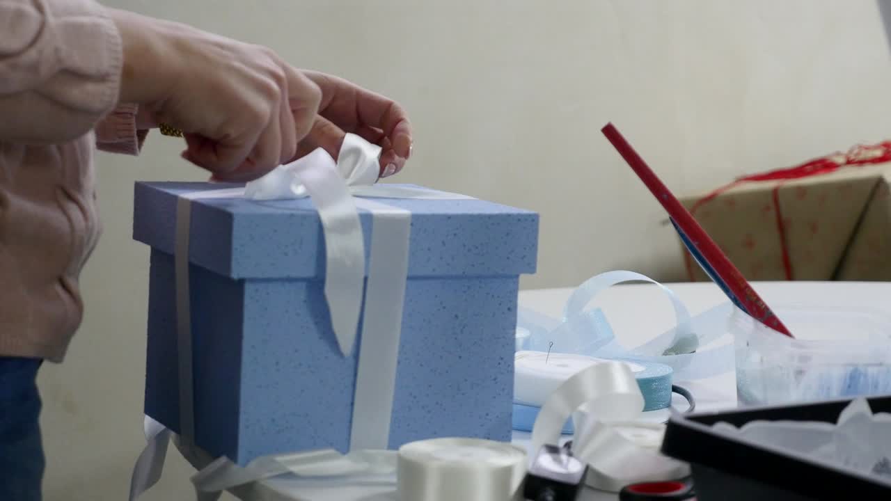 envolviendo regalos de navidad - time-lapse y stop motion en 4k