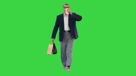 hombre rico maduro caminando y bebiendo café en una pantalla verde, clave de croma
