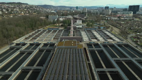 azotea cubierta por paneles solares en una planta de tratamiento de agua en zurich en un día nublado