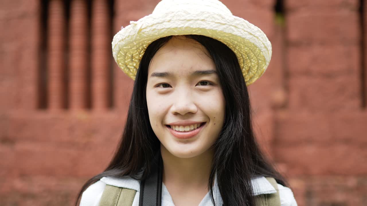 горизонтальный крупный снимок руки женщины, использующей смартфон с зеленым экраном