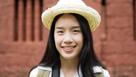 초록색 화면으로 스마트폰을 사용하는 손의 여성의 수평 클로즈업