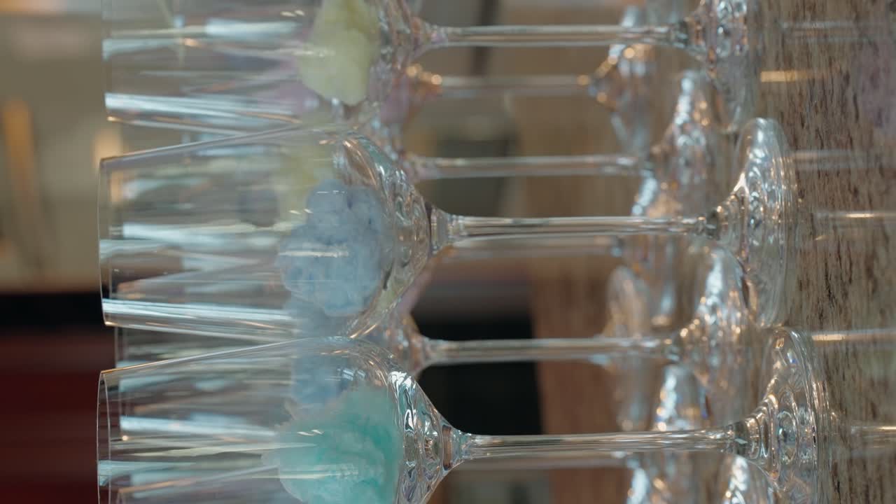 클로즈업 우아하게 배열 된 유리품이 테일 축제를 기다리고 있습니다.