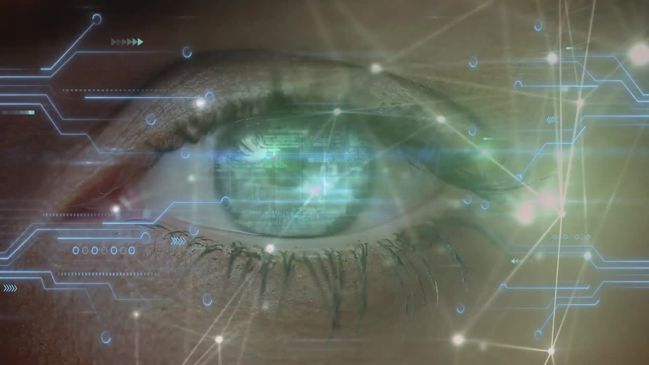animación de las conexiones del microprocesador y la red de conexiones contra el primer plano del ojo femenino