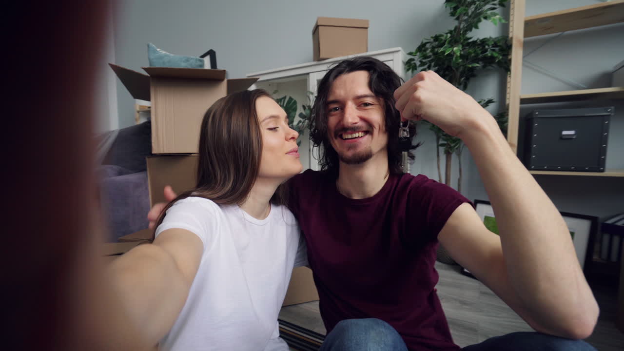 Pareja feliz mudándose