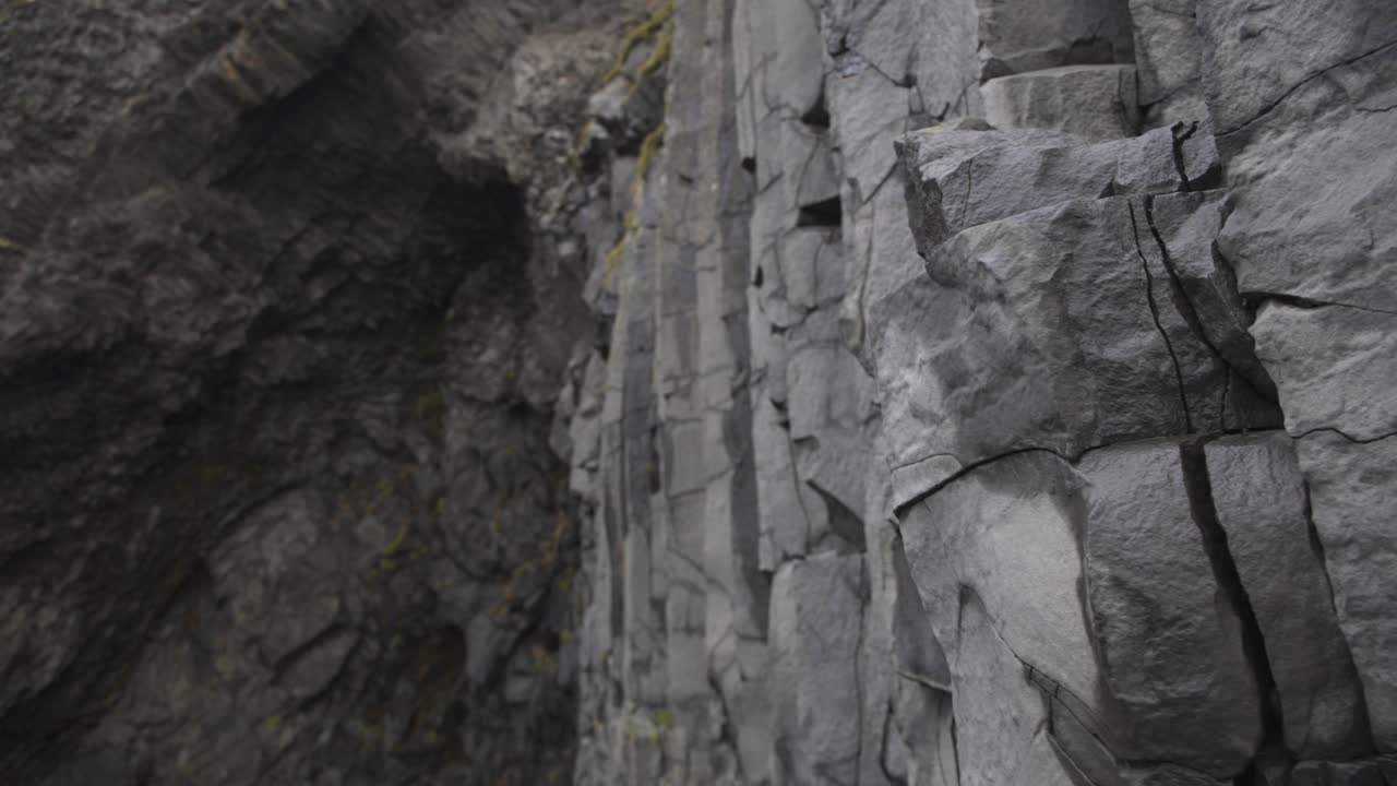 estructura de pared de piedra de basalto volcánico en la playa de reynisfjara en islandia