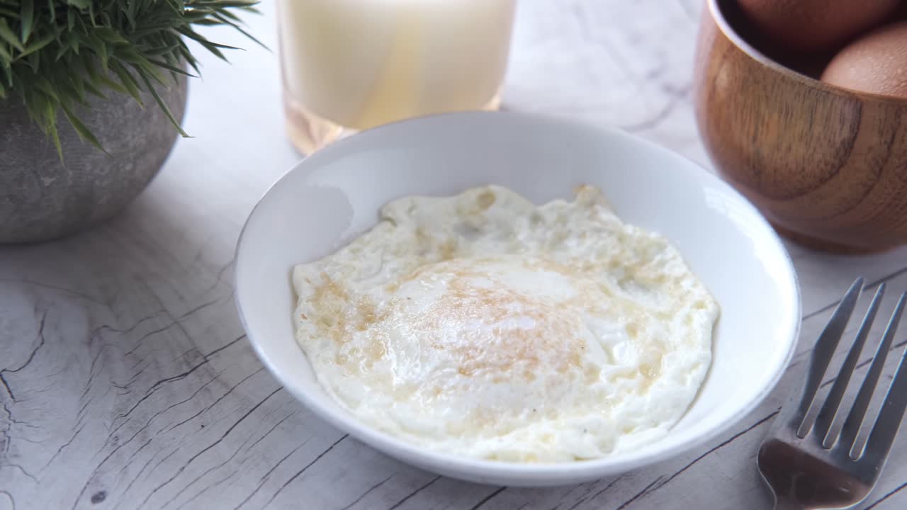 huevo frito con leche y huevos