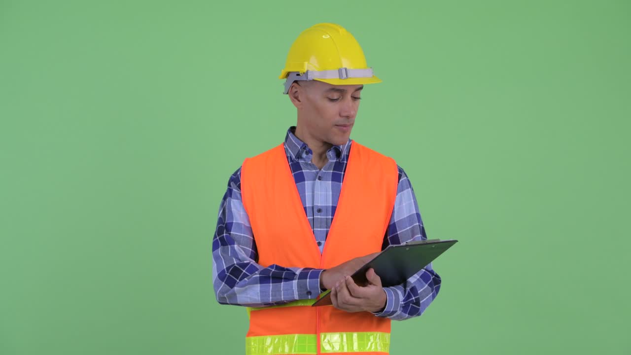 잘생긴 다민족 남성 건설 노동자