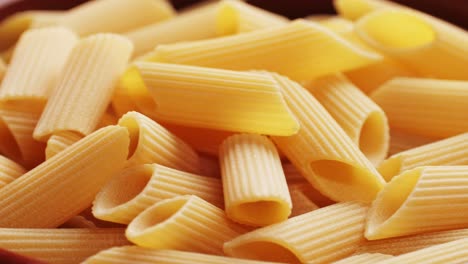 pasta de penne en un cuenco