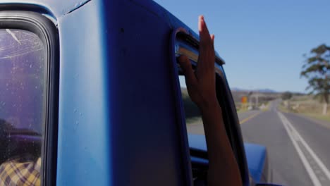 joven en un viaje por carretera en camioneta pick-up