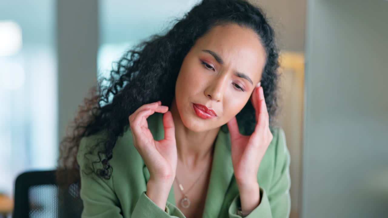 estrés, dolor de cabeza y mujer de negocios en la oficina