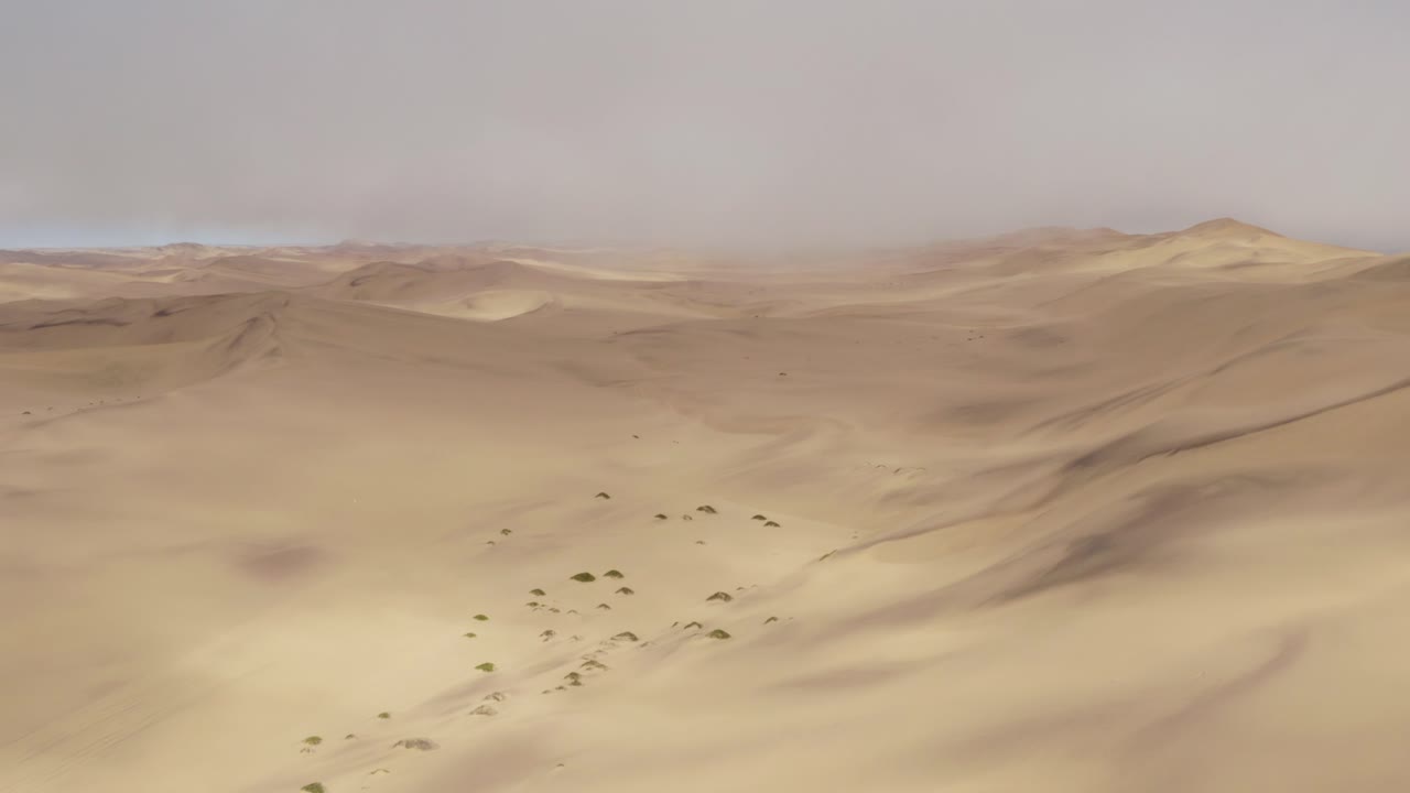 обширные дюны под туманным небом в обширном пейзаже пустыни намиб