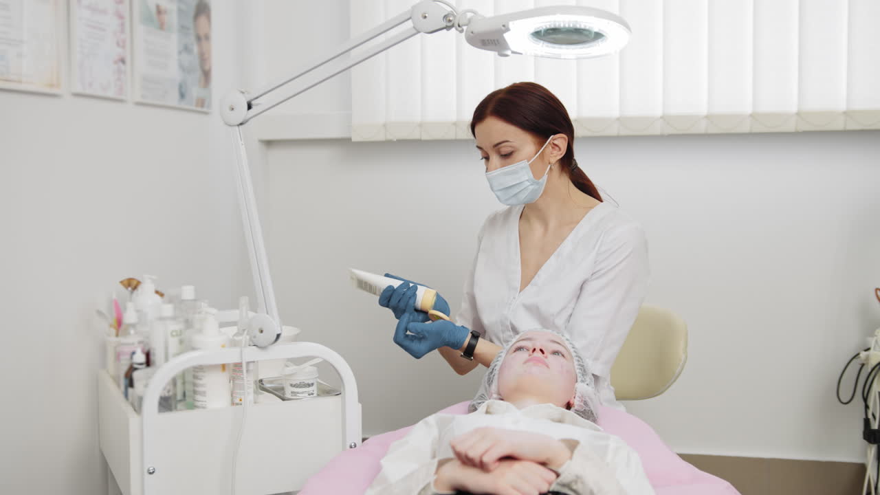 tratamiento facial en un salón de belleza