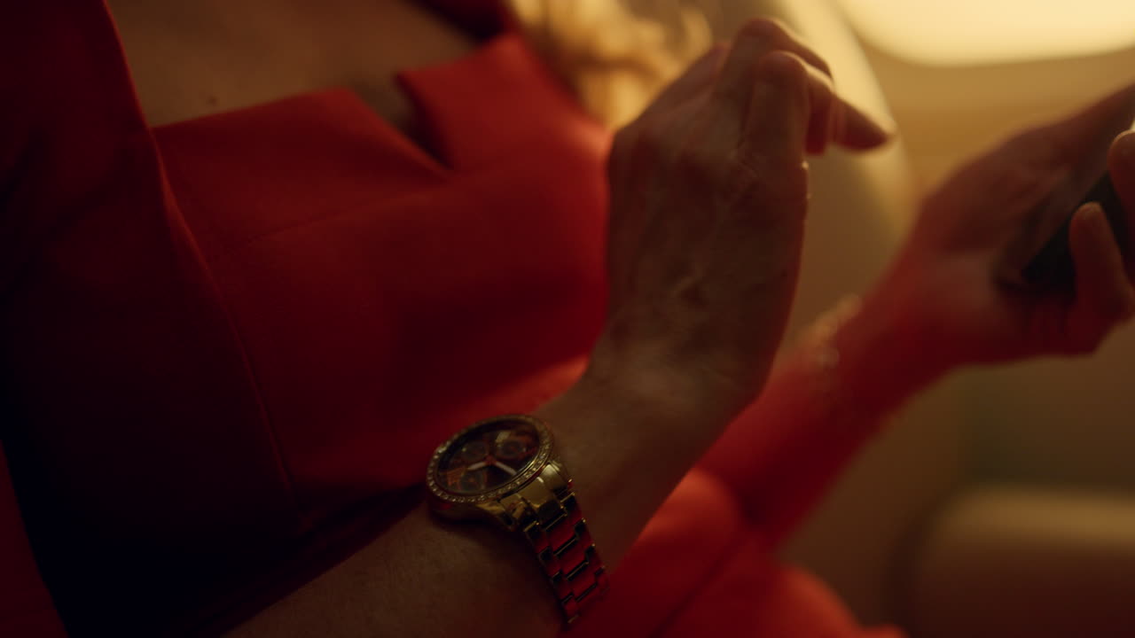 mujer de negocios toca la pantalla del teléfono inteligente en un primer plano de la ventana. las manos de la mujer sostienen el teléfono