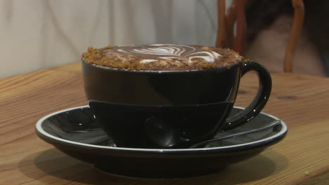 una taza de café con latte art