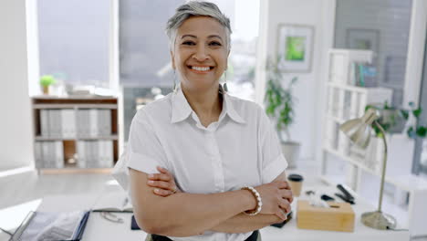 mujer de negocios, cara y sonrisa con los brazos cruzados