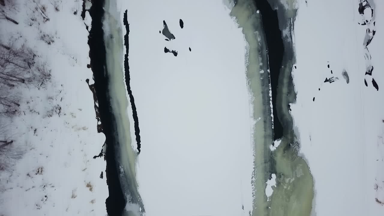 río congelado en invierno