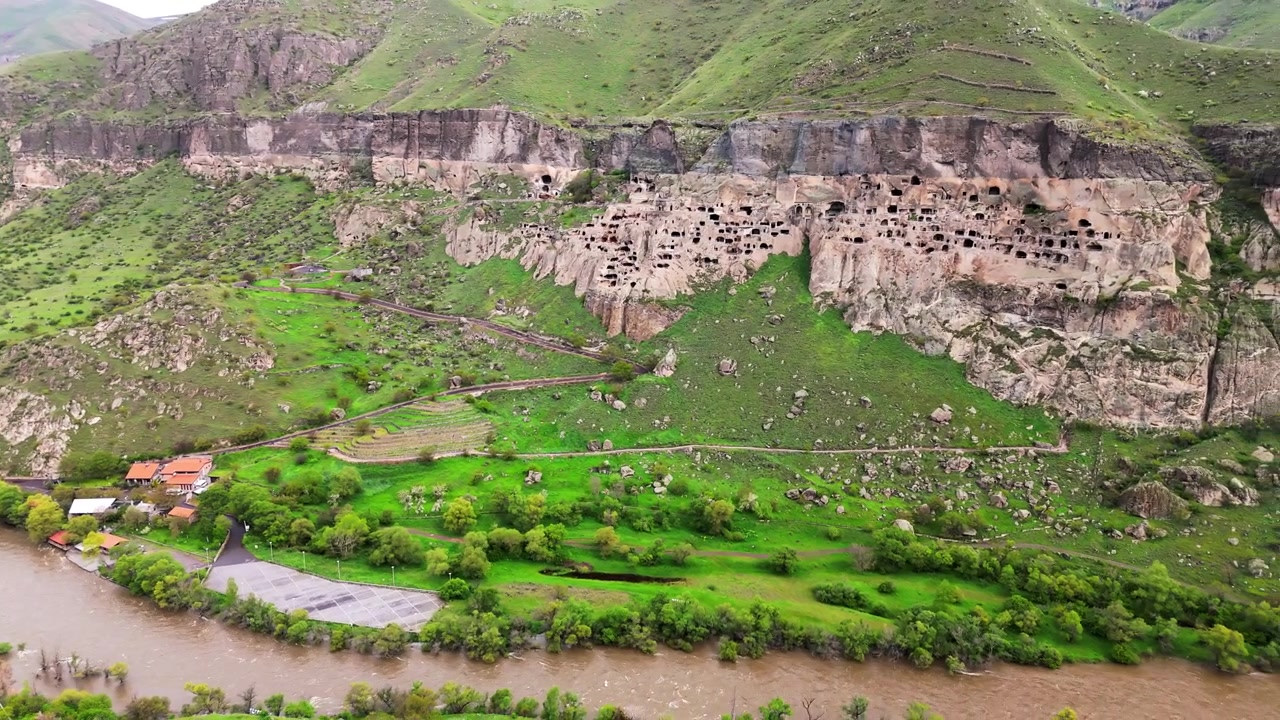 Gürcistan'daki Vardzia mağara manastırının drone havadan çekimi; Kafkas vadisinde, Erusheti Dağı yamaçlarında, kıvrımlı Mtkvari Nehri'nin üzerinde.