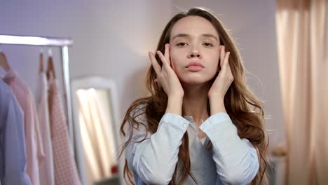 Retrato-De-Rostro-De-Mujer-Sana.-Chica-Haciendo-Ejercicio-De-Yoga-Facial-Por-La-Mañana