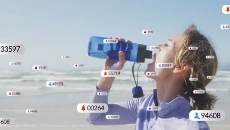 animación de notificaciones en las redes sociales sobre mujeres bebiendo agua en la playa