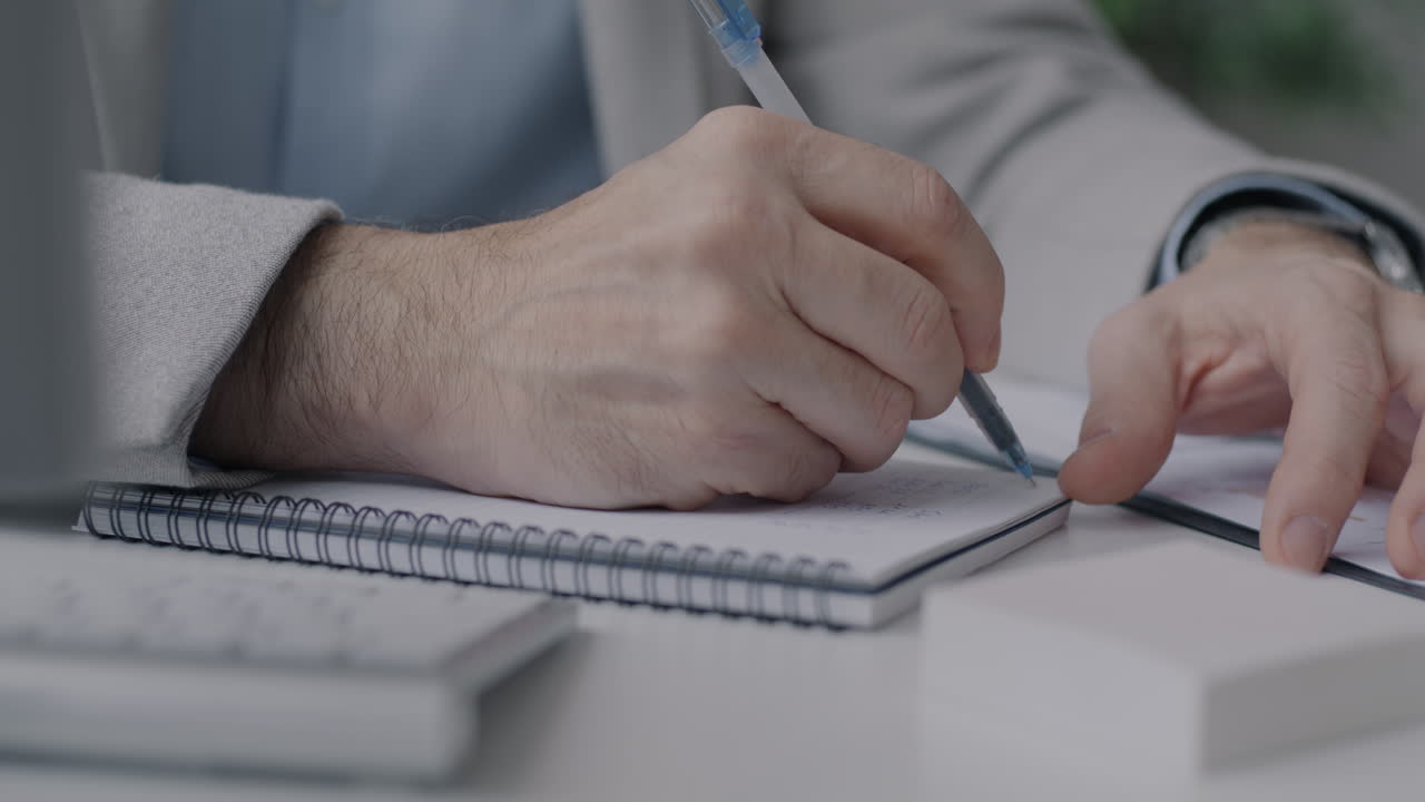 hombre de negocios tomando notas