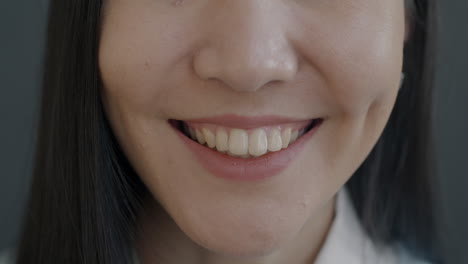 primer plano de una mujer sonriendo