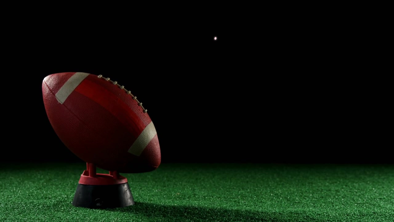 Calciatore destrorso che calcia un pallone da football americano da un tee, con forme al neon che esplodono e il pallone che vola a sinistra per l'allenamento.