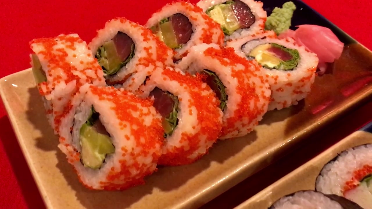 Sushi på restaurantbordet.