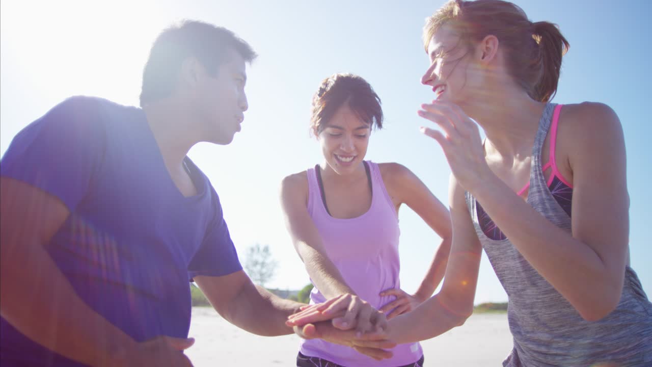 다민족 친구들이 바다에서 피트니스 활동을 계획하고 있습니다.