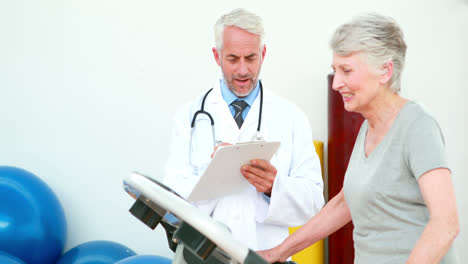 Doctor-watching-patient-using-treadmill