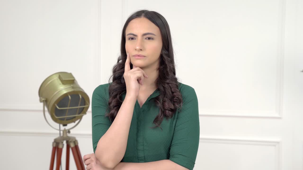 mujer india pensando en algo