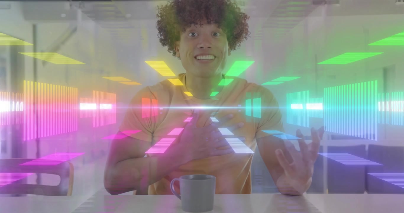 Uomo seduto al tavolo che reagisce a barre al neon che si muovono sopra di lui e spiega dati tecnici per i creatori