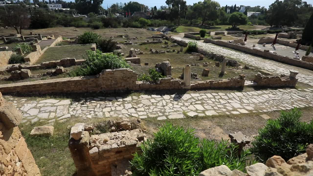 vista iluminada por el sol de las antiguas ruinas romanas de cartago en túnez, cielo despejado