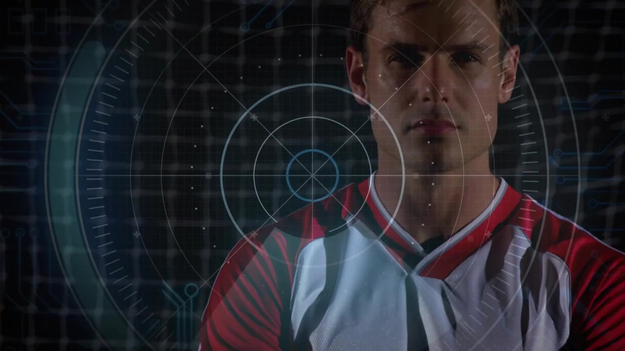 Jogador virando, iluminado frontalmente, enquanto a câmera faz um movimento panorâmico, HUD centralizando a camisa, rede do gol para um retrato esportivo.
