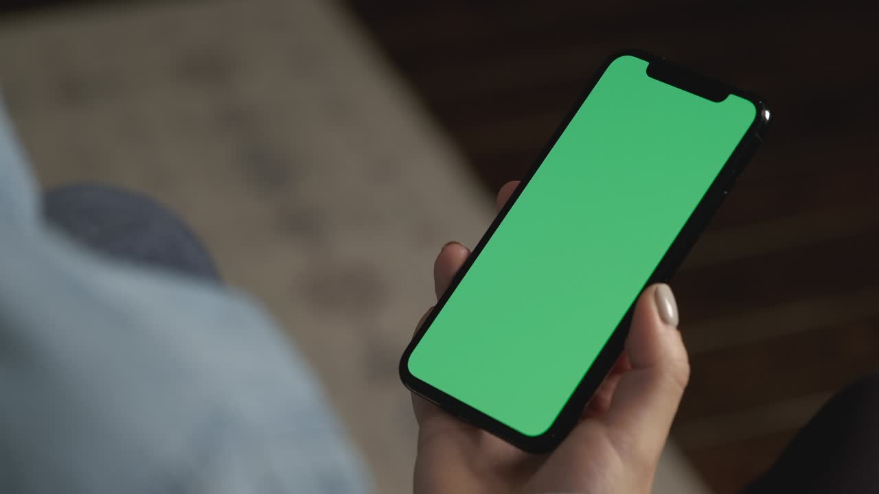 mujer de primer plano usando teléfono inteligente con pantalla verde