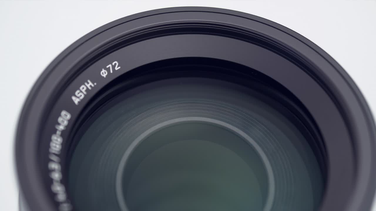 4K - Primo piano di un obiettivo fotografico con bagliore dell'obiettivo.