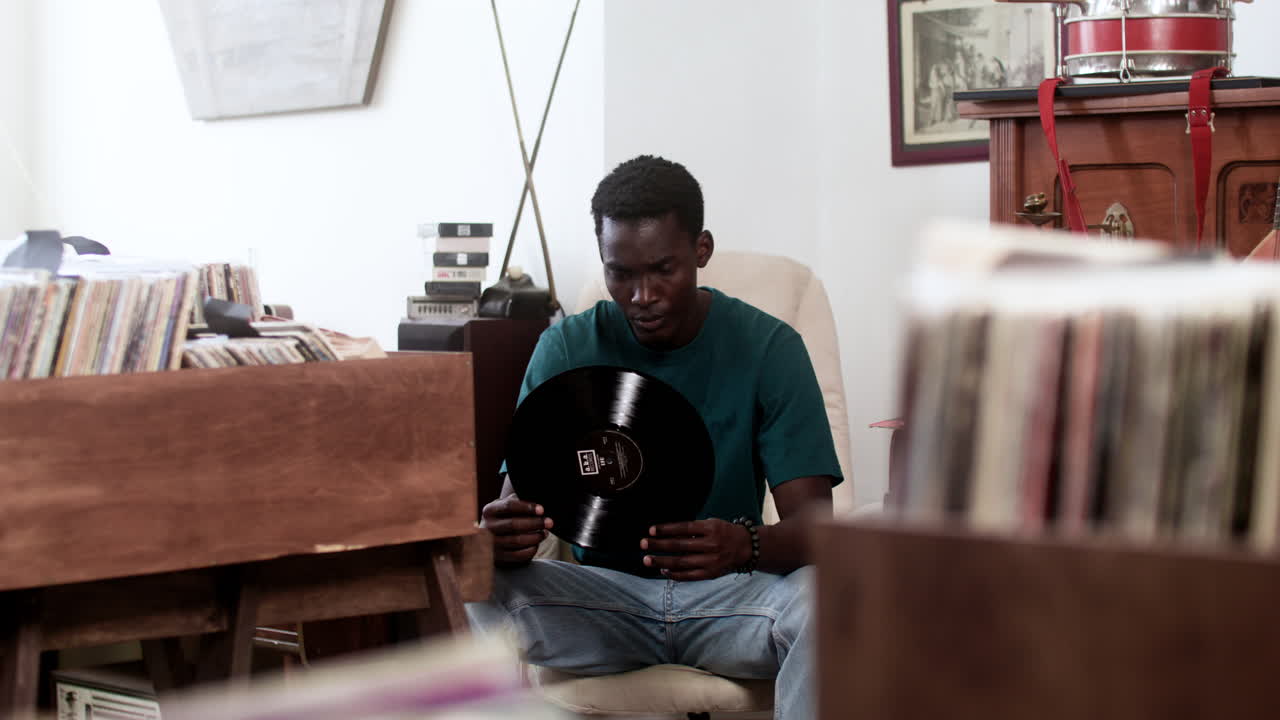 Afro-Amerikaanse man in een muziekwinkel