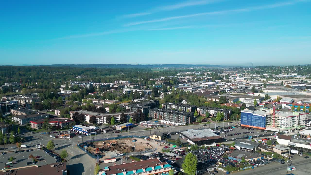 las concurridas carreteras de la ciudad de langley, con cielos azules claros y hermosos árboles en el fondo