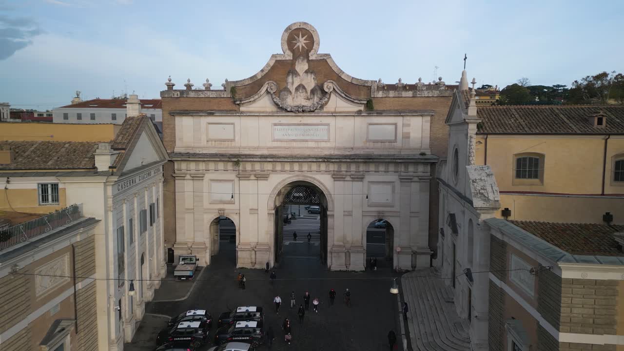 porta del popolo en la plaza del popolo, disparo de un dron hacia adelante