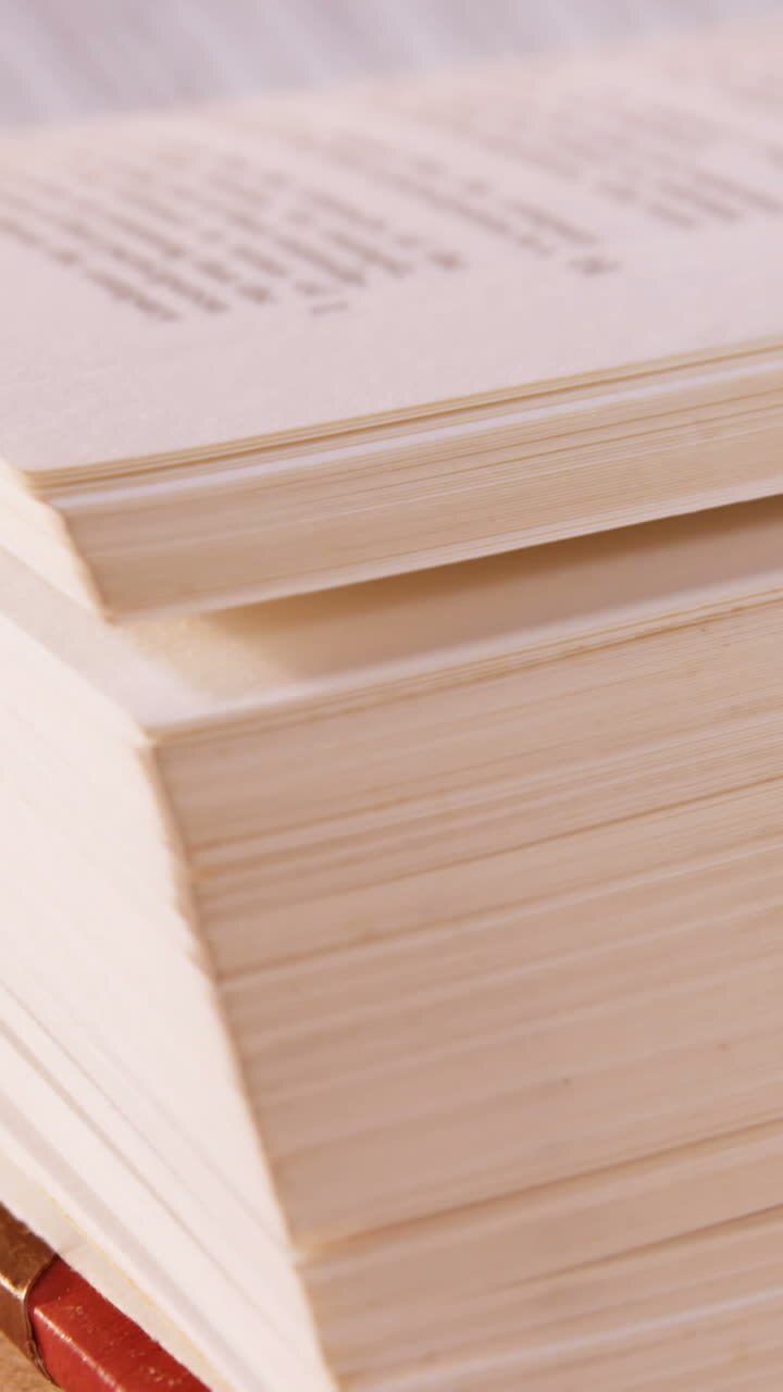 Primo piano di un libro aperto