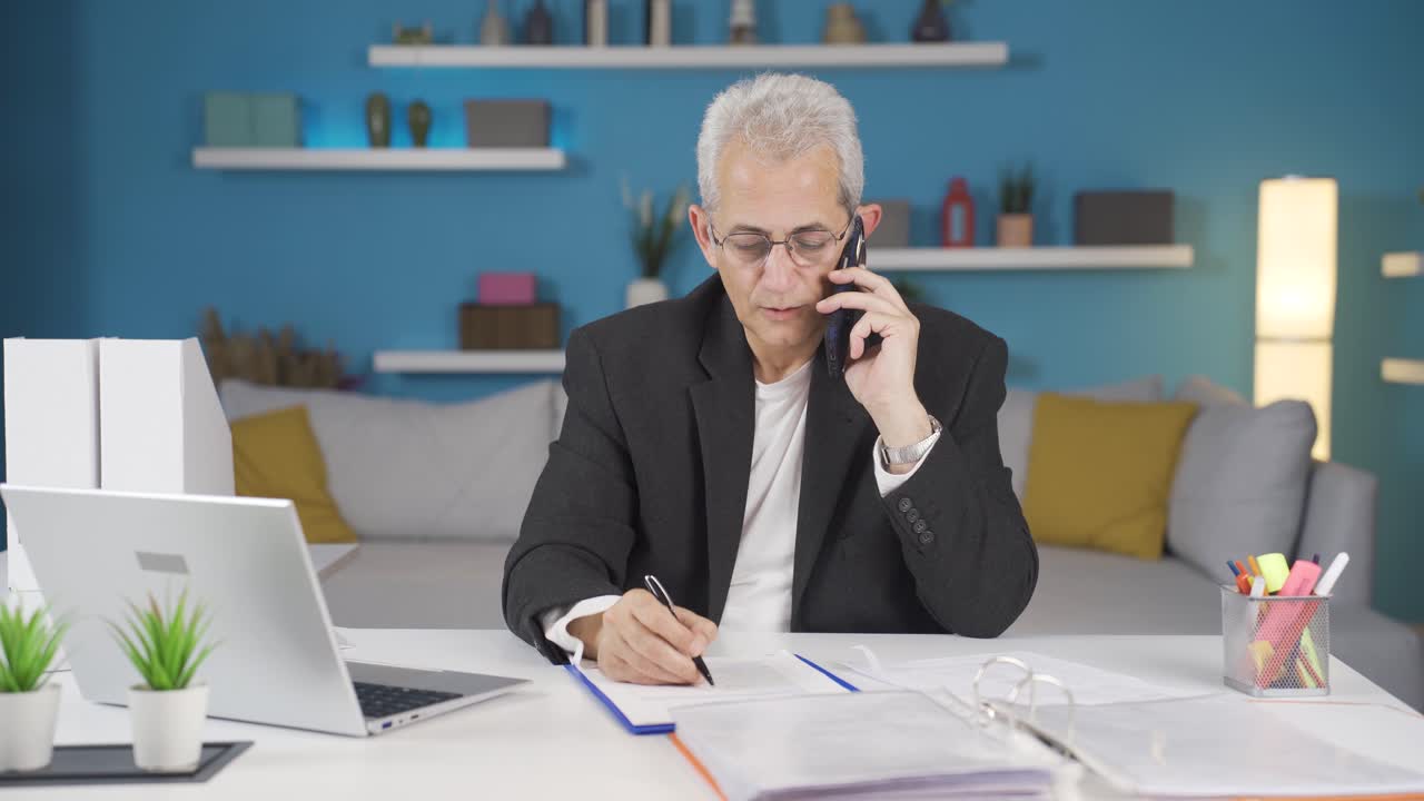 trabajador de oficina en casa, hombre freelance.